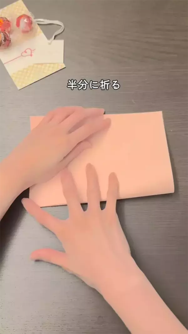 2分で作れる簡単ラッピングがすごすぎる！　A4用紙を使って…