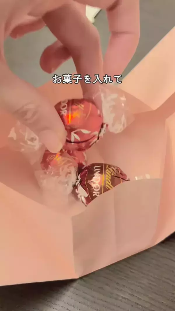 2分で作れる簡単ラッピングがすごすぎる！　A4用紙を使って…