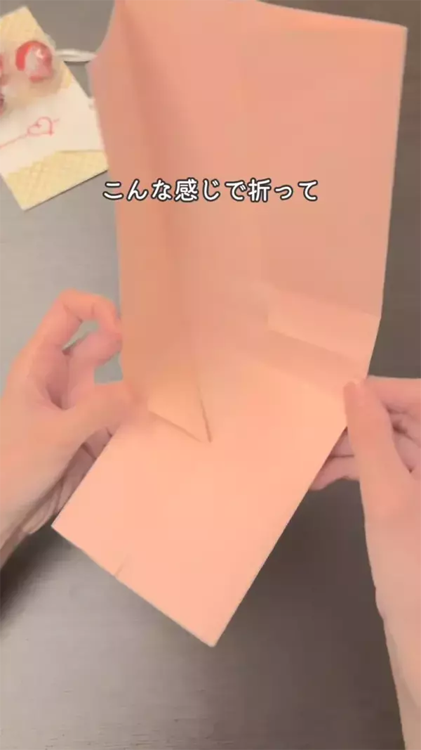 2分で作れる簡単ラッピングがすごすぎる！　A4用紙を使って…