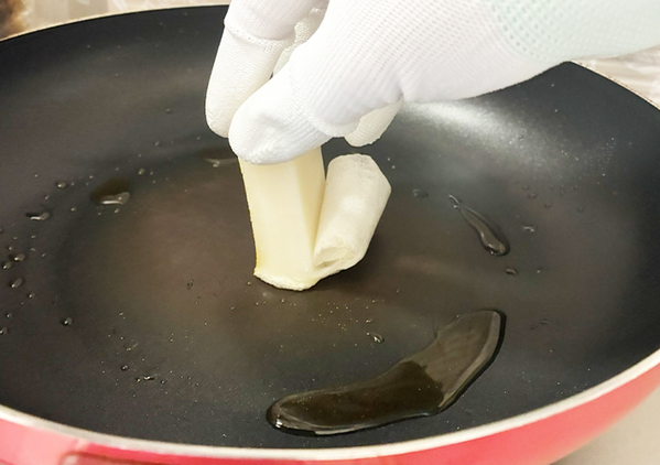 「考えた人天才」　フライパンに餅をスライドさせると…完成した『スナック菓子』が正解！