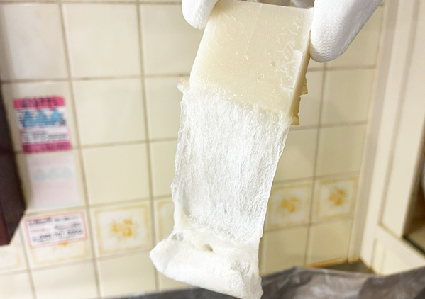 「考えた人天才」　フライパンに餅をスライドさせると…完成した『スナック菓子』が正解！