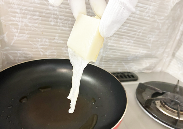 「考えた人天才」　フライパンに餅をスライドさせると…完成した『スナック菓子』が正解！