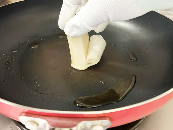 「考えた人天才」　フライパンに餅をスライドさせると…完成した『スナック菓子』が正解！