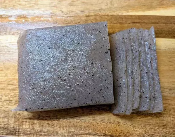 凍らせたこんにゃくを焼くと…？　水分が抜けた後の食感に「想像を超えた」「ずっとコレ」