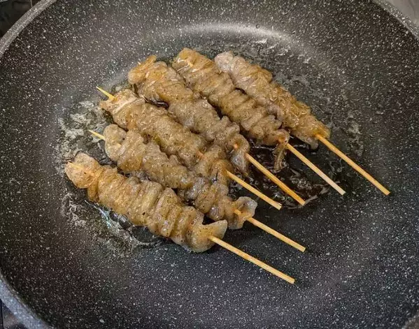 凍らせたこんにゃくを焼くと…？　水分が抜けた後の食感に「想像を超えた」「ずっとコレ」