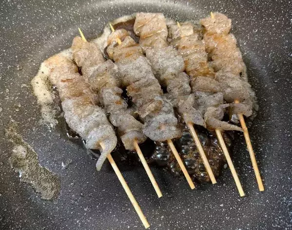 凍らせたこんにゃくを焼くと…？　水分が抜けた後の食感に「想像を超えた」「ずっとコレ」