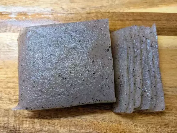 凍らせたこんにゃくを焼くと…？　水分が抜けた後の食感に「想像を超えた」「ずっとコレ」