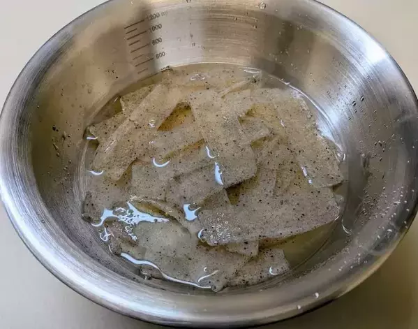 凍らせたこんにゃくを焼くと…？　水分が抜けた後の食感に「想像を超えた」「ずっとコレ」