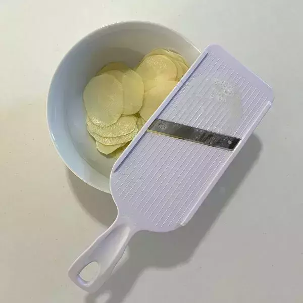 ジャガイモを並べてチンするだけ　パリパリ食感の秘密は「水にさらす」こと