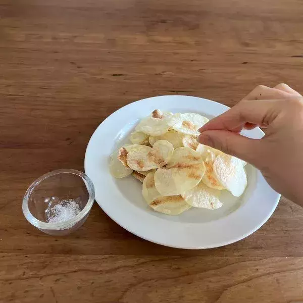 ジャガイモを並べてチンするだけ　パリパリ食感の秘密は「水にさらす」こと