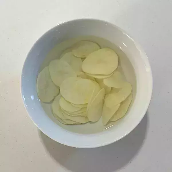 ジャガイモを並べてチンするだけ　パリパリ食感の秘密は「水にさらす」こと