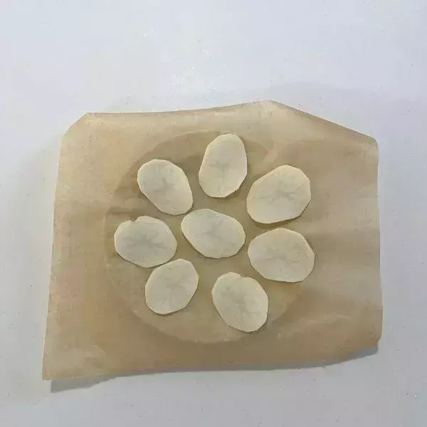 ジャガイモを並べてチンするだけ　パリパリ食感の秘密は「水にさらす」こと