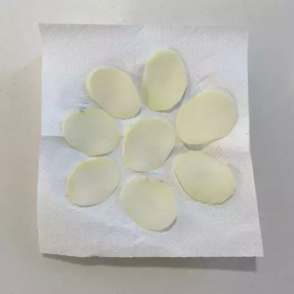 ジャガイモを並べてチンするだけ　パリパリ食感の秘密は「水にさらす」こと