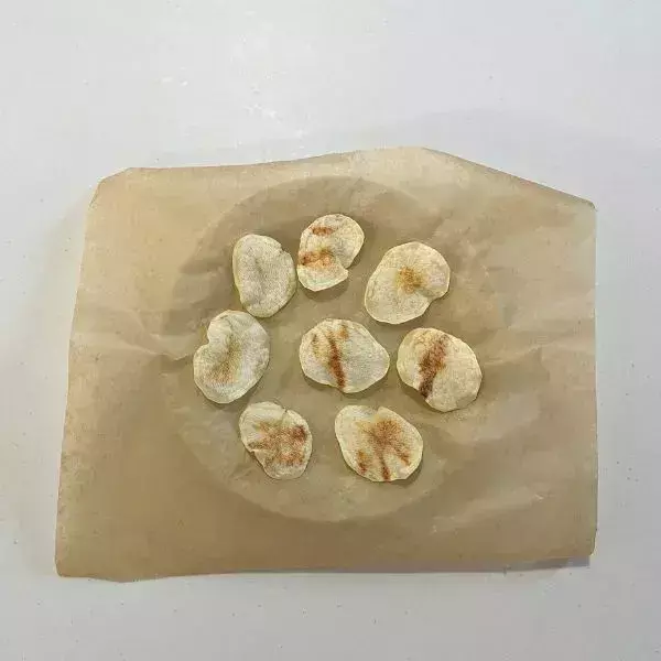 ジャガイモを並べてチンするだけ　パリパリ食感の秘密は「水にさらす」こと