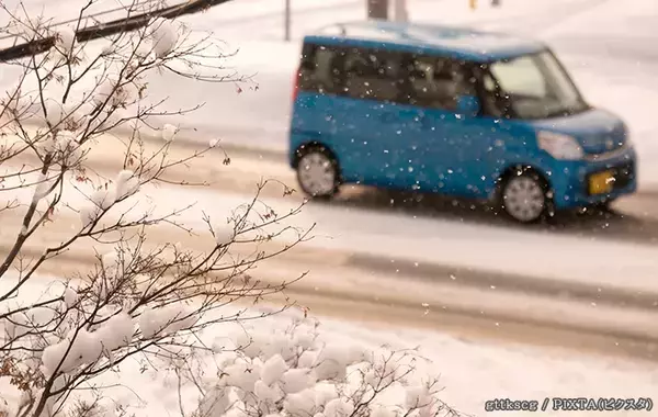 濡れてるように見える『黒い道路』、実はめちゃくちゃ危険！　JAFに聞いた運転のコツは？