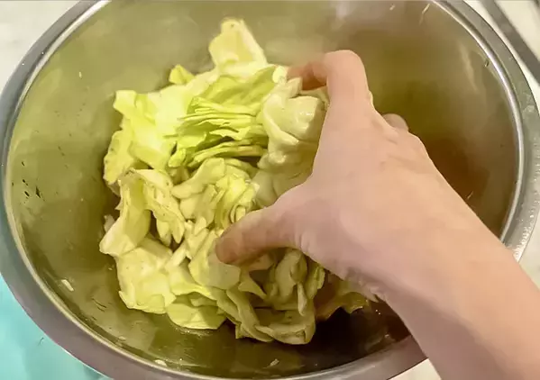 包丁は使わずに…　キャベツをシャキシャキ食感にする方法【元調理師のコツ】