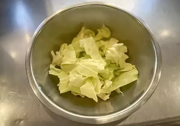 包丁は使わずに…　キャベツをシャキシャキ食感にする方法【元調理師のコツ】