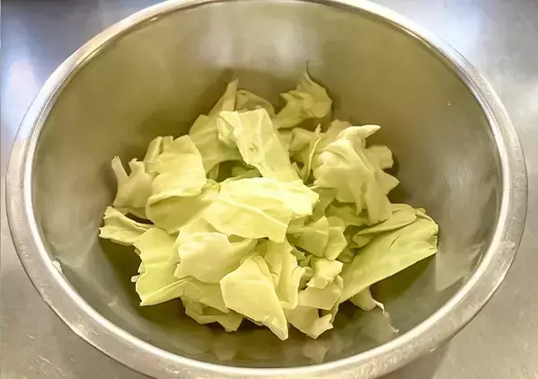 包丁は使わずに…　キャベツをシャキシャキ食感にする方法【元調理師のコツ】