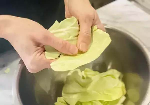包丁は使わずに…　キャベツをシャキシャキ食感にする方法【元調理師のコツ】