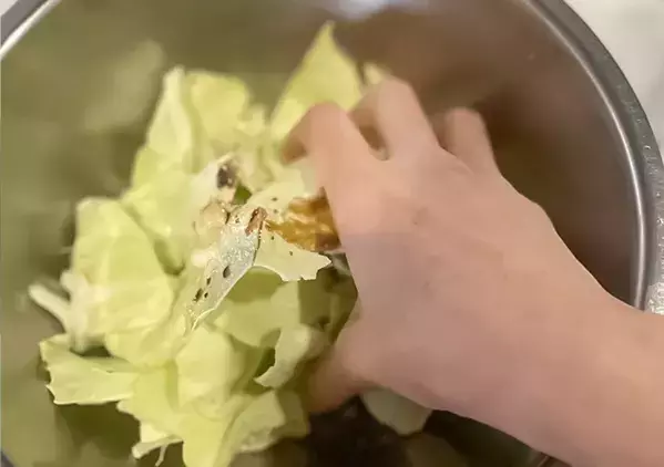 包丁は使わずに…　キャベツをシャキシャキ食感にする方法【元調理師のコツ】