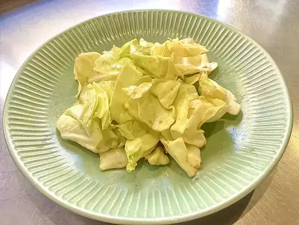 包丁は使わずに…　キャベツをシャキシャキ食感にする方法【元調理師のコツ】