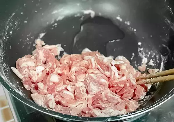 パサつき卒業！　元調理師が教える『豚こま肉』をしっとりさせる2つのコツ