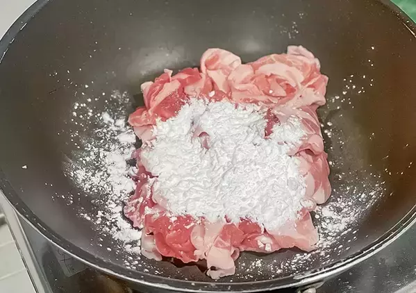 パサつき卒業！　元調理師が教える『豚こま肉』をしっとりさせる2つのコツ