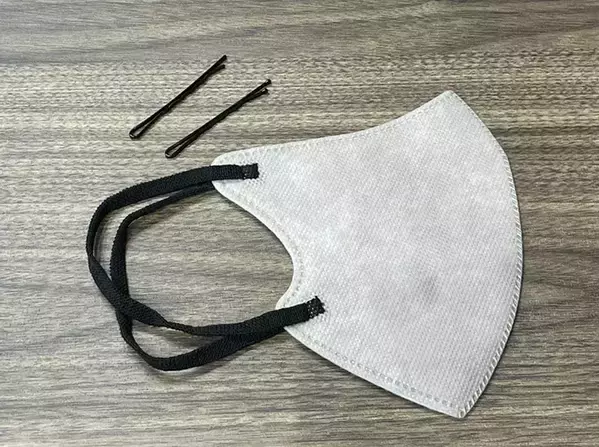 マスクをヘアピンで留めると…　マスクの不快感を軽減する2種類の方法を試してみると？