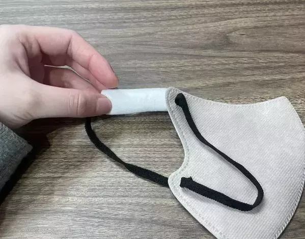 マスクをヘアピンで留めると…　マスクの不快感を軽減する2種類の方法を試してみると？