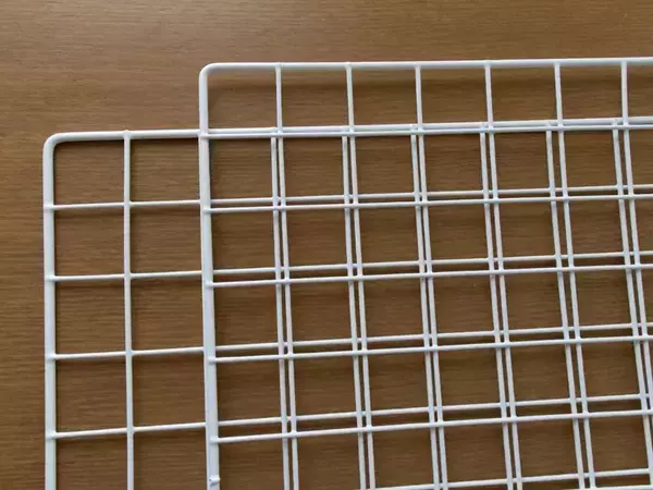 100均のワイヤーネットを組み立てて…　完成した棚に「高見えすぎる」「天才か」」【収納術4選】
