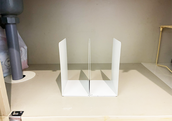 かさばる調理器具は『ブックエンド』で解決！　戸棚がスッキリする収納ワザに「悩みが一気に解消」