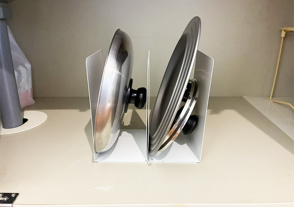 かさばる調理器具は『ブックエンド』で解決！　戸棚がスッキリする収納ワザに「悩みが一気に解消」