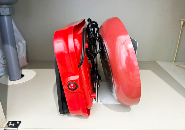 かさばる調理器具は『ブックエンド』で解決！　戸棚がスッキリする収納ワザに「悩みが一気に解消」