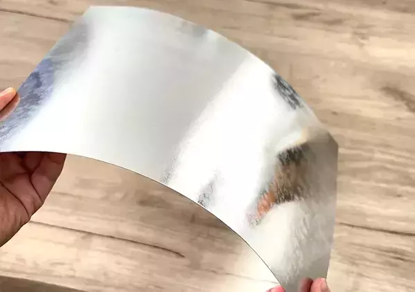 ダイソー『スチールプレート』　浴室に貼ってみると…？「ストレスが解消された！」