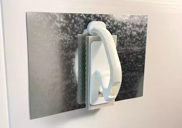 ダイソー『スチールプレート』　浴室に貼ってみると…？「ストレスが解消された！」