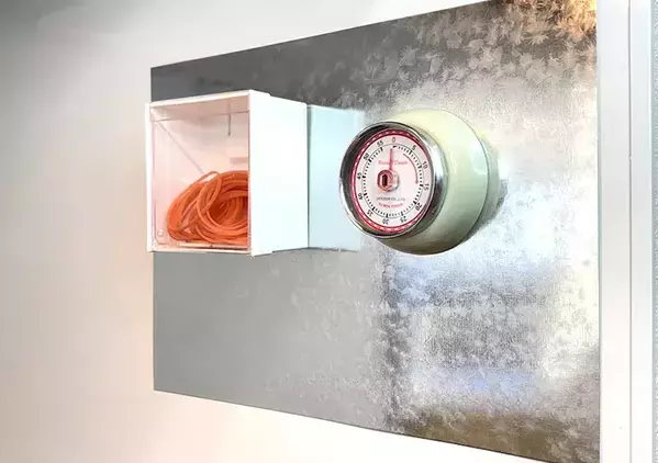 ダイソー『スチールプレート』　浴室に貼ってみると…？「ストレスが解消された！」