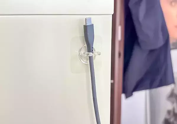 歯ブラシ用のホルダーが『ジャストフィット』　家中すっきりする収納法に「ストレス解消！」