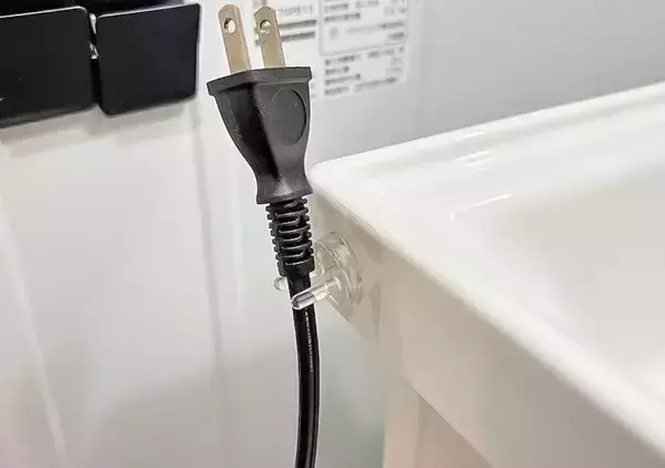 歯ブラシ用のホルダーが『ジャストフィット』　家中すっきりする収納法に「ストレス解消！」