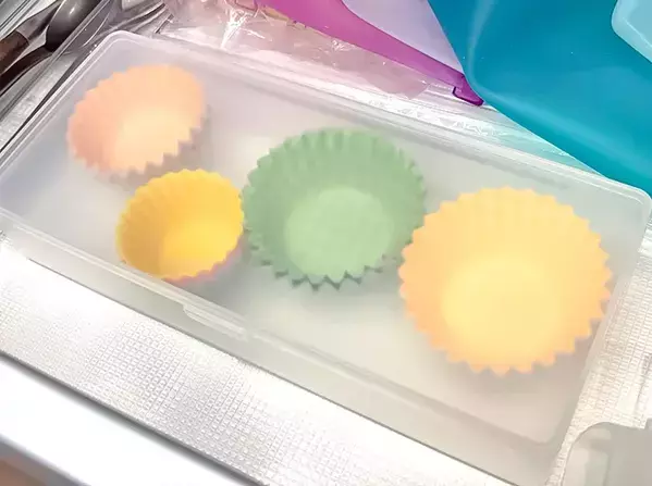 『セリア』で買った半透明ケース　思わぬ使い道に「キッチンがすっきり！」「すぐに買い足したくなる」