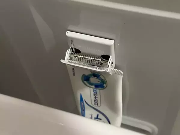 マグネットクリップを玄関や洗濯機に貼りつけて？　『じゃない使い方』に「もっと早く知りたかった」