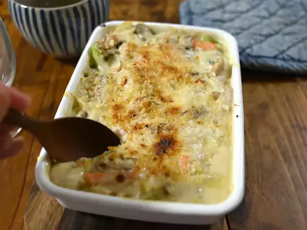 グラタン皿に熱湯と『お酢』を注ぐと？　10分後の変化に「嘘だろ」「声が出た」【家事テク4選】