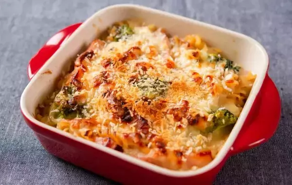 グラタン皿に熱湯と『お酢』を注ぐと？　10分後の変化に「嘘だろ」「声が出た」【家事テク4選】