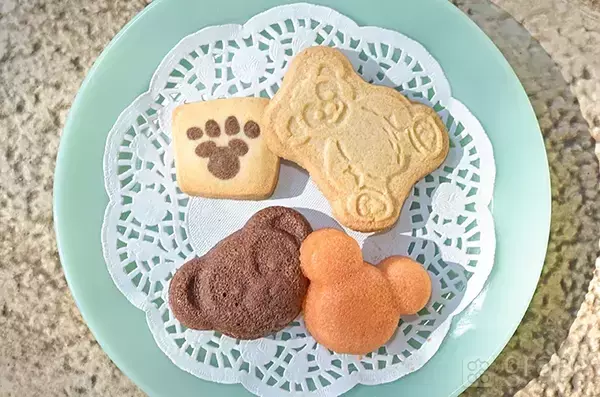 職場に配りたい…！　ダッフィー20周年の『アソートスイーツ』がバラマキ土産に最強