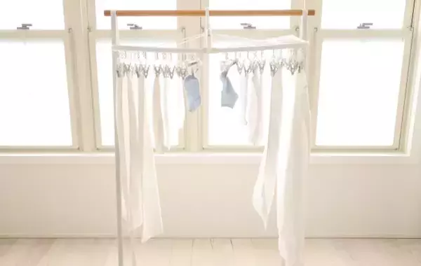 洗濯のプロ「損する干し方です」　部屋干しでやりがちなNG行為とは？