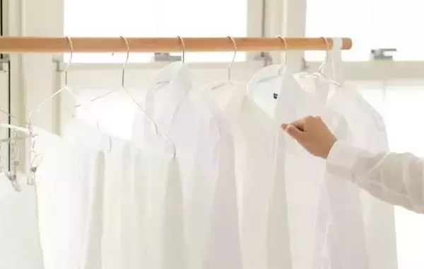 洗濯のプロ「損する干し方です」　部屋干しでやりがちなNG行為とは？