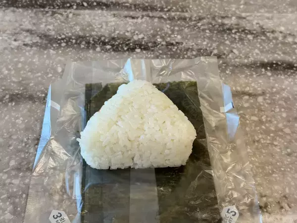 ギャル曽根のコンビニおにぎりの食べ方をマネしてみたら超うまい！　「かけただけ！？」と驚きを隠せない