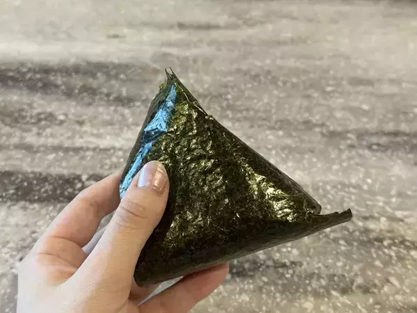 ギャル曽根のコンビニおにぎりの食べ方をマネしてみたら超うまい！　「かけただけ！？」と驚きを隠せない