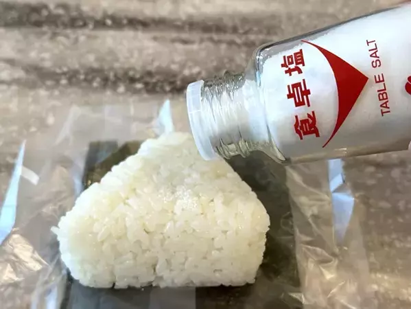 ギャル曽根のコンビニおにぎりの食べ方をマネしてみたら超うまい！　「かけただけ！？」と驚きを隠せない