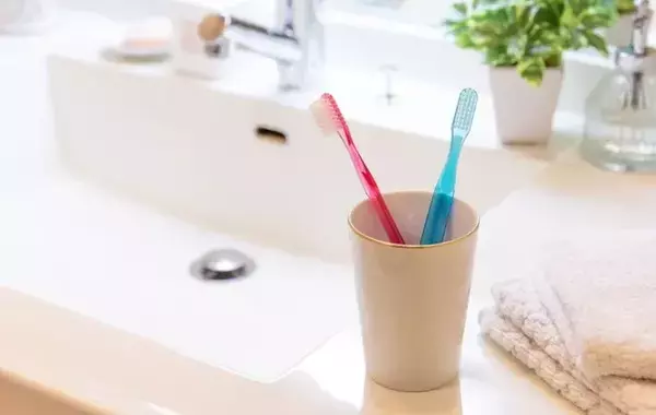 「もうコップは使いません」　歯ブラシの『新しい置き場所』に「衛生的」「頭いい」【収納テク4選】