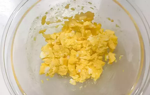 電子レンジで温めた玉子を…？　完成した料理に「その発想はなかった」